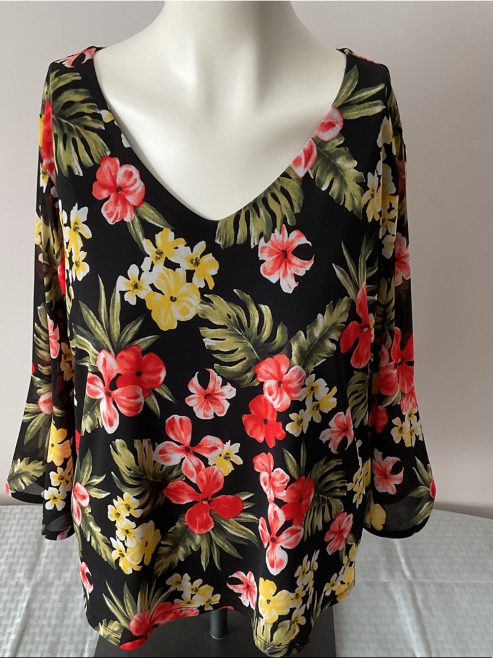 Floral V-Neck Blouse - Picture 2 of 8